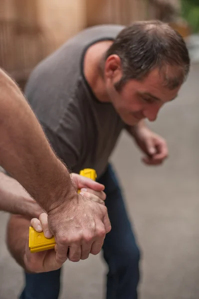 Techniques d'autodéfense contre une arme — Photo