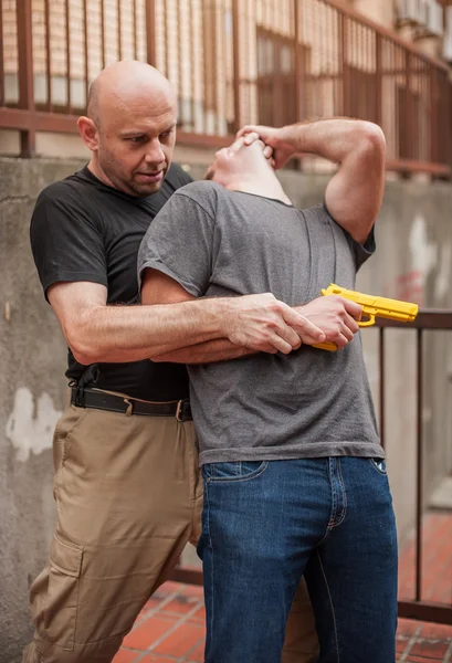 Självförsvar metoder mot en pistol — Stockfoto