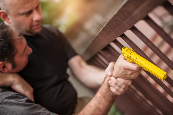 Técnicas de autodefesa contra uma arma — Fotografia de Stock