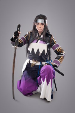 Katana kılıcı ile Japon samurai