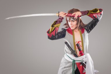 Katana kılıcı ile Japon samurai