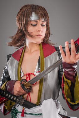 Katana kılıcı ile Japon samurai