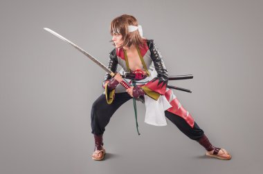 Katana kılıcı ile Japon samurai
