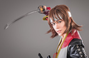 Katana kılıcı ile Japon samurai