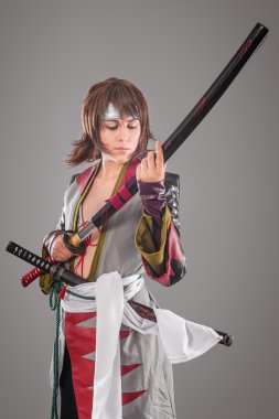 Katana kılıcı ile Japon samurai