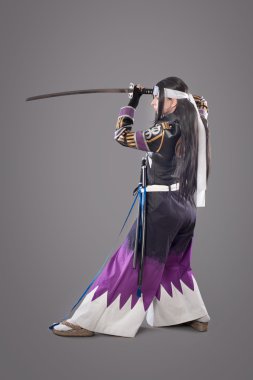 Katana kılıcı ile Japon samurai