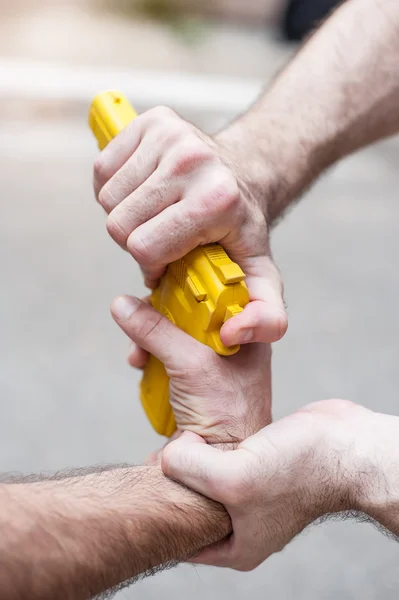 Gun avväpna. Självförsvar metoder mot en gun poäng. — Stockfoto