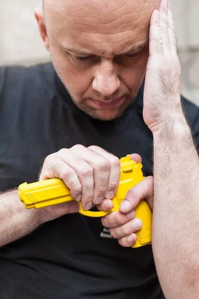 Gun avväpna. Självförsvar metoder mot en gun poäng. — Stockfoto