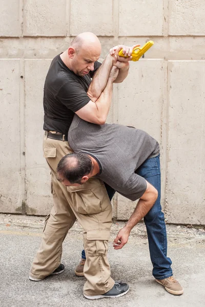 Desarme de armas. Técnicas de autodefensa contra un arma de fuego . — Foto de Stock