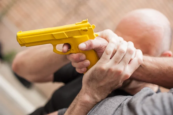 Desarme de armas. Técnicas de autodefensa contra un arma de fuego . — Foto de Stock