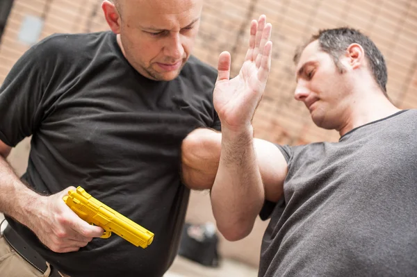 Disarmo della pistola. Tecniche di autodifesa contro una pistola puntare . — Foto Stock