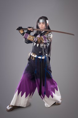 Katana kılıcı ile Japon samurai