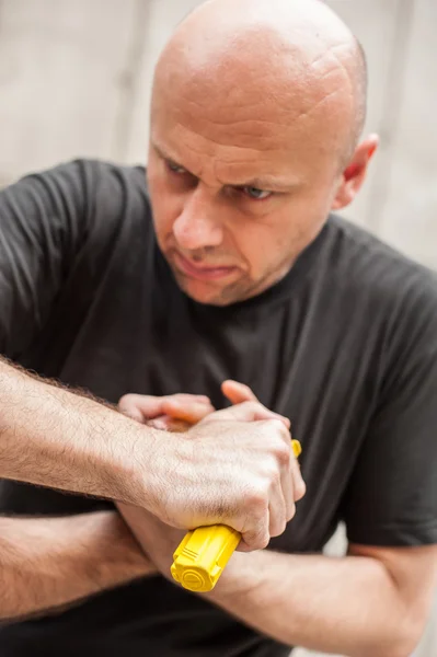 Pistool ontwapenen. Zelfverdediging technieken tegen de punt van een kanon. — Stockfoto