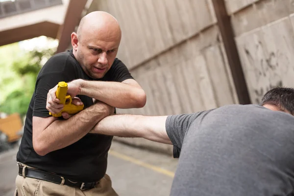 Desarme de armas. Técnicas de autodefensa contra un arma de fuego . —  Fotos de Stock