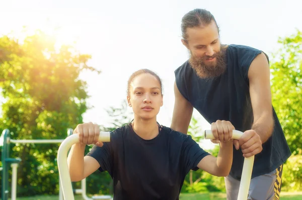 Mujer haciendo ejercicio en la máquina de entrenamiento elíptico — Foto de Stock