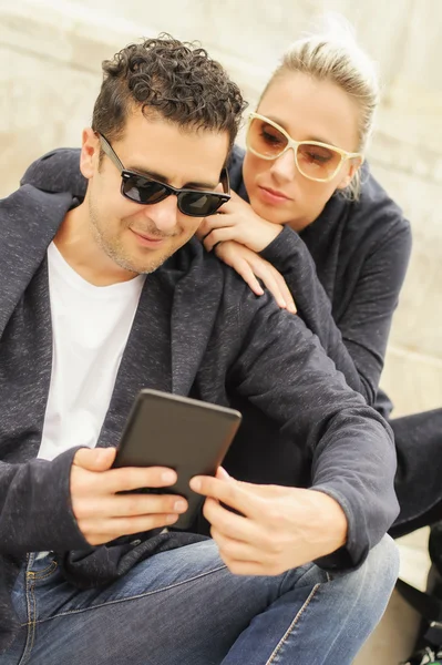 Schönes Paar mit Tablet in der Stadt — Stockfoto
