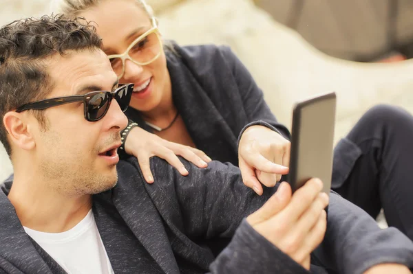 Schönes Paar mit Tablet in der Stadt — Stockfoto