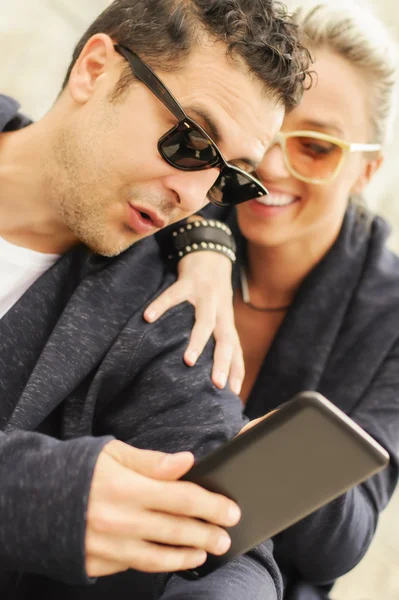 Schönes Paar mit Tablet in der Stadt — Stockfoto