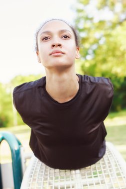 Genç kadın egzersiz jimnastik salonu açık havada