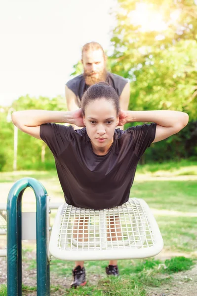 Jovem casal exercícios ginásio ao ar livre — Fotografia de Stock