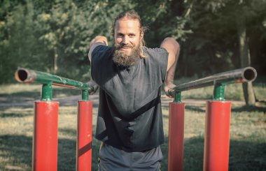 Açık havada eğitim. Pazı ve triceps şeyleri yaparak eğitim dips.