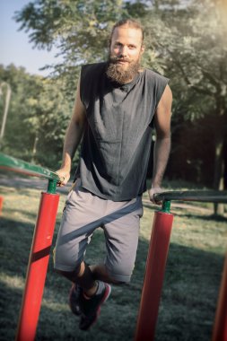 Açık havada eğitim. Pazı ve triceps şeyleri yaparak eğitim dips.