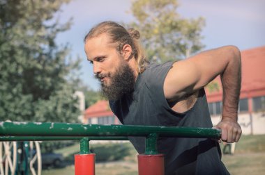 Açık havada eğitim. Pazı ve triceps şeyleri yaparak eğitim dips.