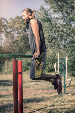 Açık havada eğitim. Pazı ve triceps şeyleri yaparak eğitim dips.