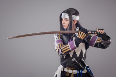 Katana kılıcı ile Japon samurai