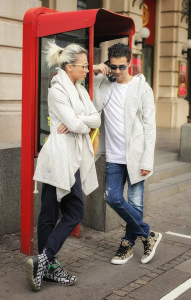 Junges Pärchen tratscht am Telefon — Stockfoto