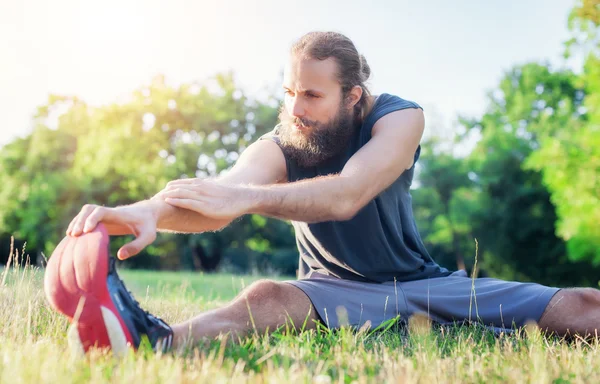 Fit fitness hombre ejercicios de estiramiento al aire libre — Foto de Stock
