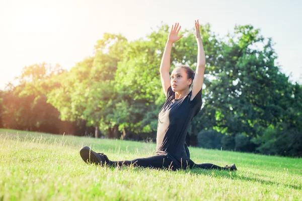 Fit fitness mujer ejercicios de estiramiento al aire libre —  Fotos de Stock