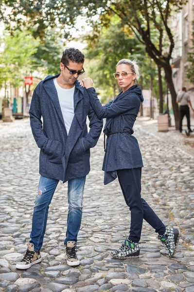 Mulher loira e homem bonito posando na rua — Fotografia de Stock