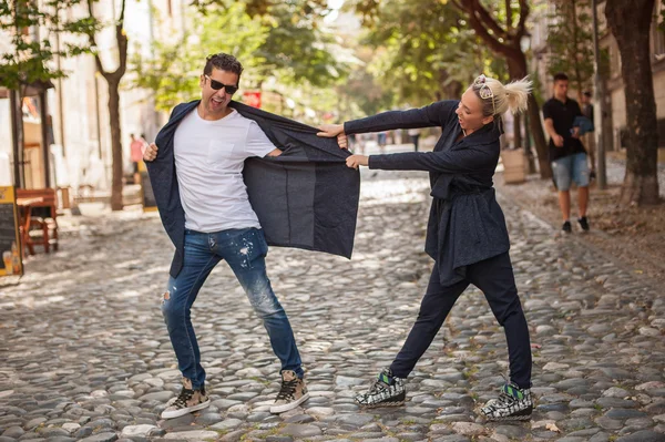 Blonde vrouw en knappe man die zich voordeed op straat — Stockfoto