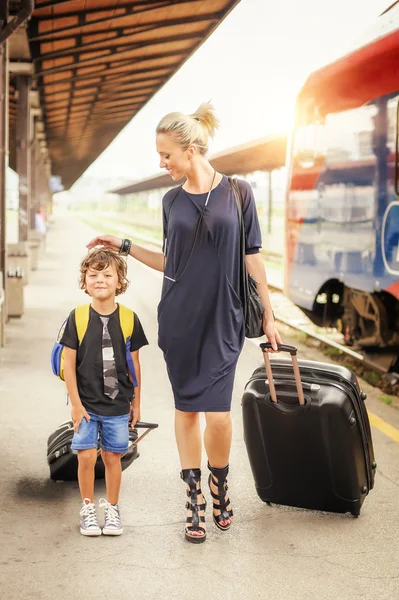 Симпатичные маленький мальчик и мама на железнодорожной станции — стоковое фото