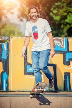 Paten parkta sürme kaykaycı