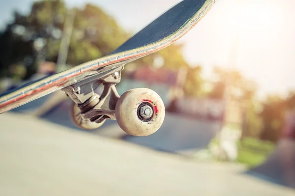 Close-up de skate no parque de skate — Fotografia de Stock