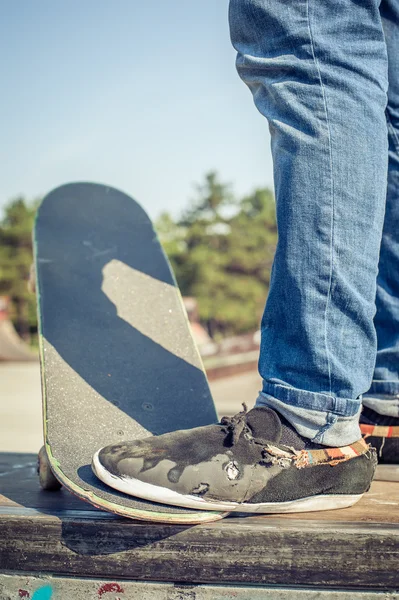Close-up van skateboarder benen — Stockfoto