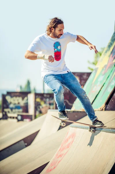 Equitazione skateboarder in skate park — Foto Stock