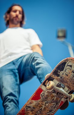 Paten parkta sürme kaykaycı