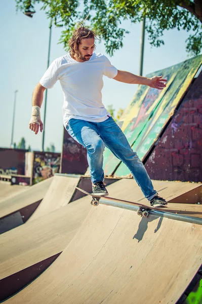 Skateboarder montando en skate park —  Fotos de Stock