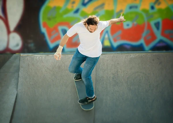 Skateboardista v skate parku — Stock fotografie