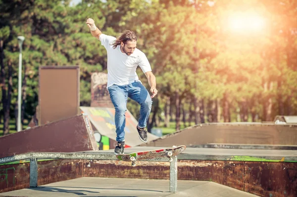 Skater jumping nello skateboard park — Foto Stock