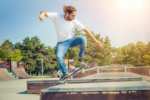 Skater skoki w park deskorolka — Zdjęcie stockowe