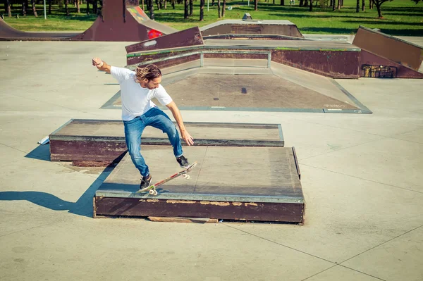 Σκέιτερ άλμα στο πάρκο skateboard — Φωτογραφία Αρχείου