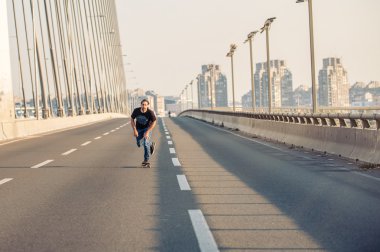 Bir paten şehir yol köprüden sürme kaykaycı