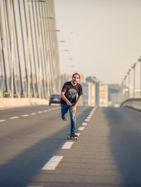 Bir paten şehir yol köprüden sürme kaykaycı