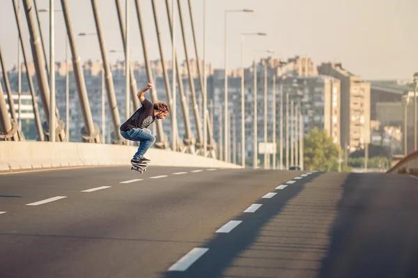 Skateboarder rijdt op een skate en doet sprongen op de Road Bridge — Stockfoto