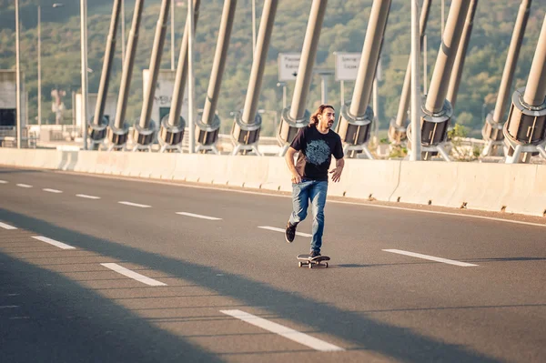 Skateboarder rijden een skate over een stad wegbrug — Stockfoto