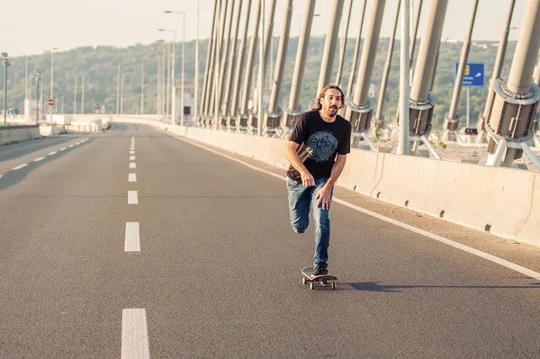 在城市道路桥梁骑滑板滑板 — 图库照片